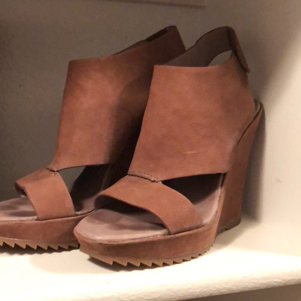Vince Camuto size 9 tan wedges